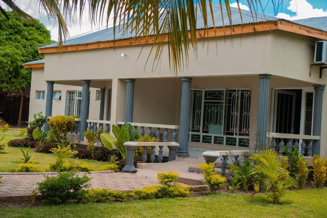 Adams Lodges Ltd Mangochi 外观 照片