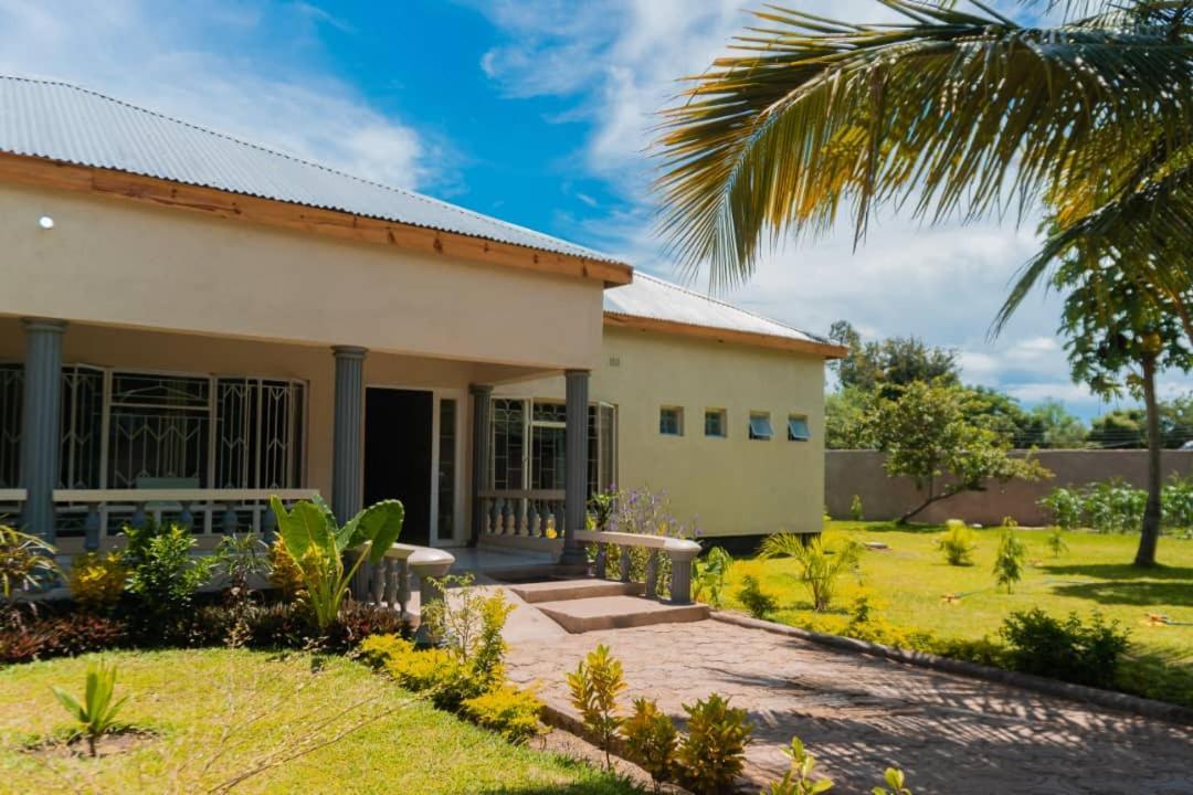 Adams Lodges Ltd Mangochi 外观 照片